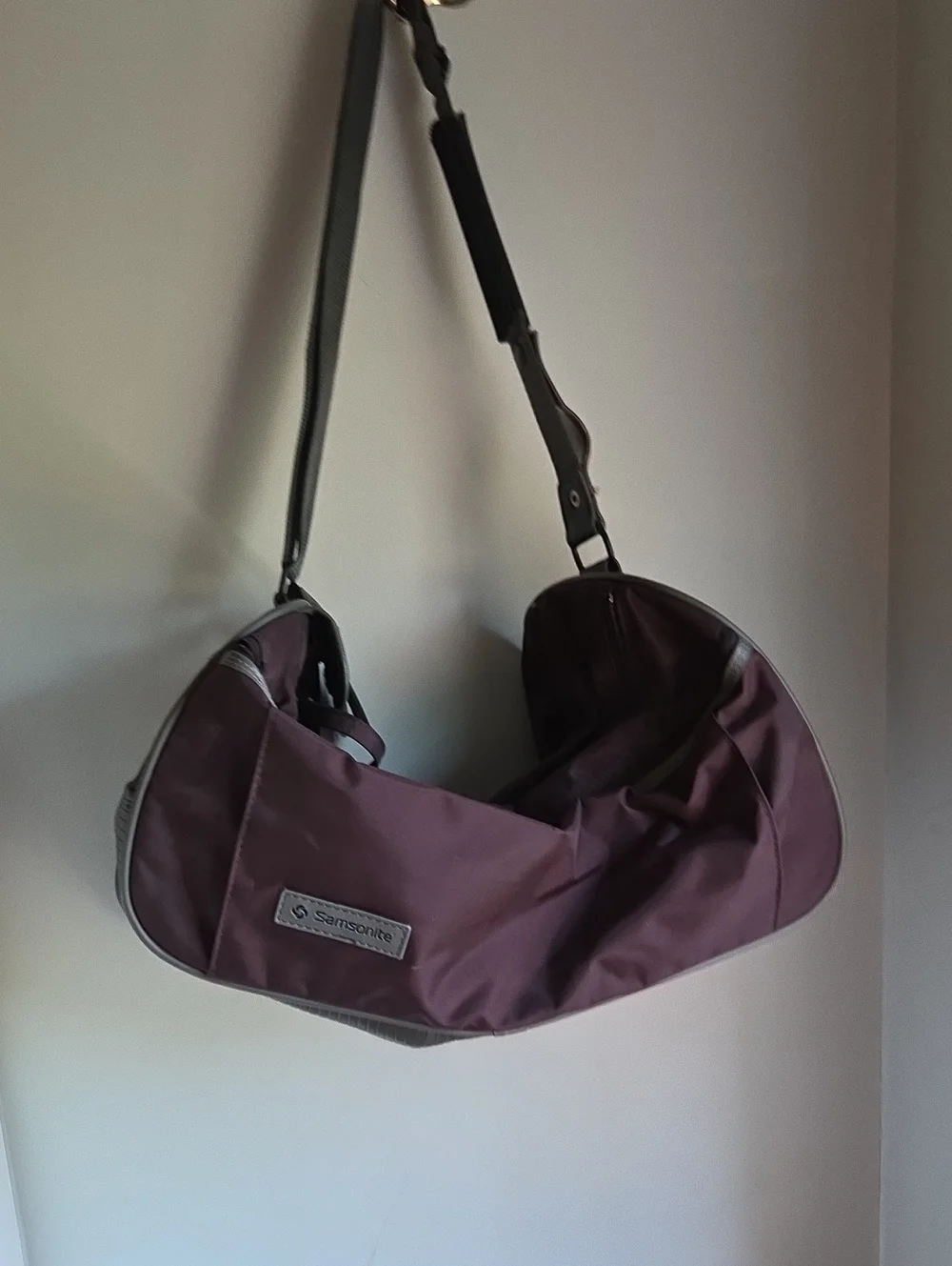 Samsonite Men's Plum Duffel Bag with Adjustable Shoulder Strap